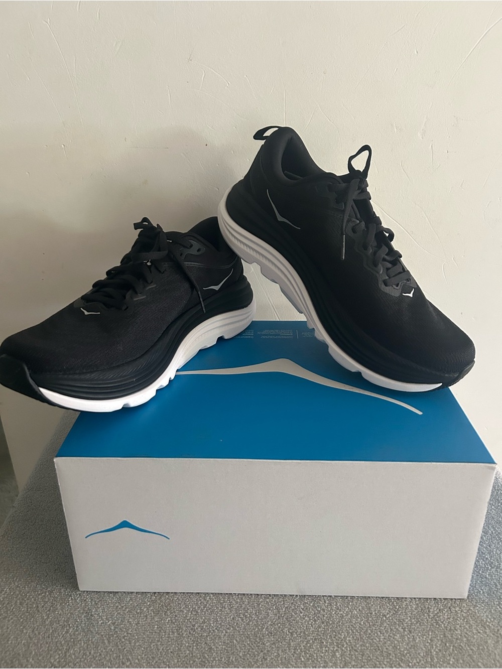 Hoka One One Gaviota 5 in black and white is a size 9.5 B athletic shoe